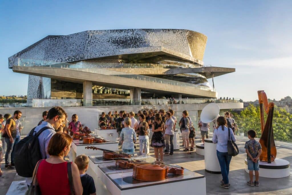 découvrez l'exposition incontournable de la philharmonie de paris qui captive tous les passionnés de musique avec des expériences immersives et des collections uniques.